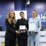 Foto de Anttónia com Sandra Valente e Pétala Barreiros na Sessão Solene ALESP Diplomacia Civil Humanitária Jethro International