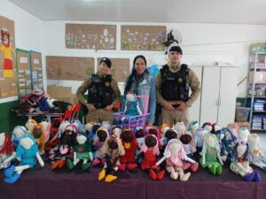 Imagem dos Diplomatas Civis Hamilton e Ana Maria Ferreira e o Projeto Boneca Feliz Prevenção ao Abuso Sexual Infantil em Almirante de Tamandará no Paraná