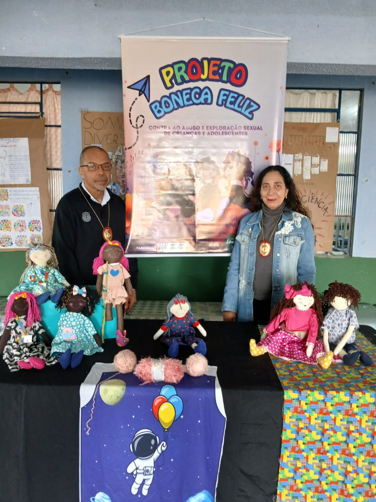 Imagem dos Diplomatas Civis Hamilton e Ana Maria Ferreira e o Projeto Boneca Feliz Prevenção ao Abuso Sexual Infantil em Almirante de Tamandará no Paraná