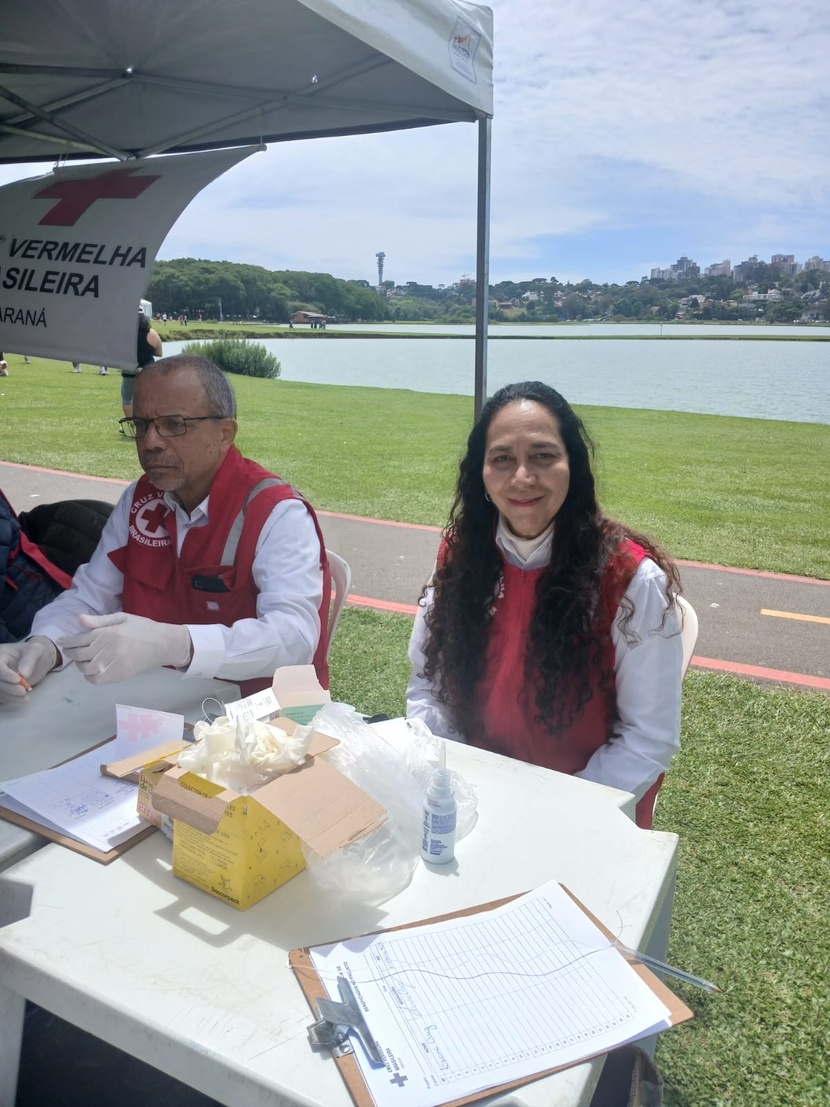 Imagem dos Diplomatas Civis Hamilton e Ana Maria Ferreira na Cruz Vermelha