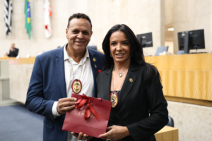 Imagem de Jethro International Diplomata Civil Plenário 1º de Maio Janine Rangel 12 de dezembro 2025