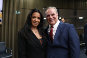 Imagem de Jethro International Diplomata Civil Plenário 1º de Maio Janine Rangel 12 de dezembro 2025