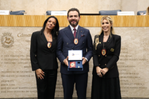 Imagem de Jethro International Diplomata Civil Plenário 1º de Maio Janine Rangel 12 de dezembro 2025
