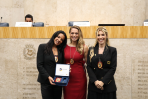 Imagem de Jethro International Diplomata Civil Plenário 1º de Maio Janine Rangel 12 de dezembro 2025