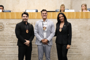 Imagem de Jethro International Diplomata Civil Plenário 1º de Maio Janine Rangel 12 de dezembro 2025