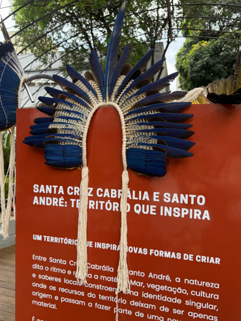 Santa Cruz Cabrália cocar indígena azul.