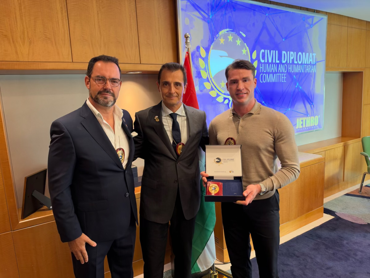 Diplomata Civil Humanitário em Dubai recebe credenciais da Diplomacia Civil da Jethro International.