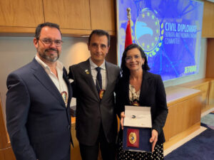Diplomata Civil Humanitária em Dubai recebe credenciais da Diplomacia Civil da Jethro International.