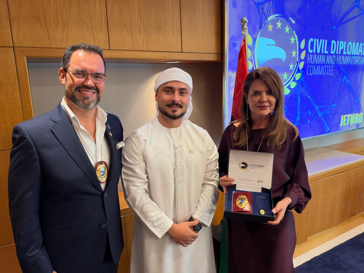 Diplomata Civil Humanitária em Dubai recebe credenciais da Diplomacia Civil da Jethro International.