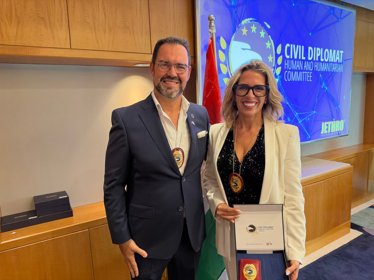 Diplomata Civil Humanitária em Dubai recebe credenciais da Diplomacia Civil da Jethro International.