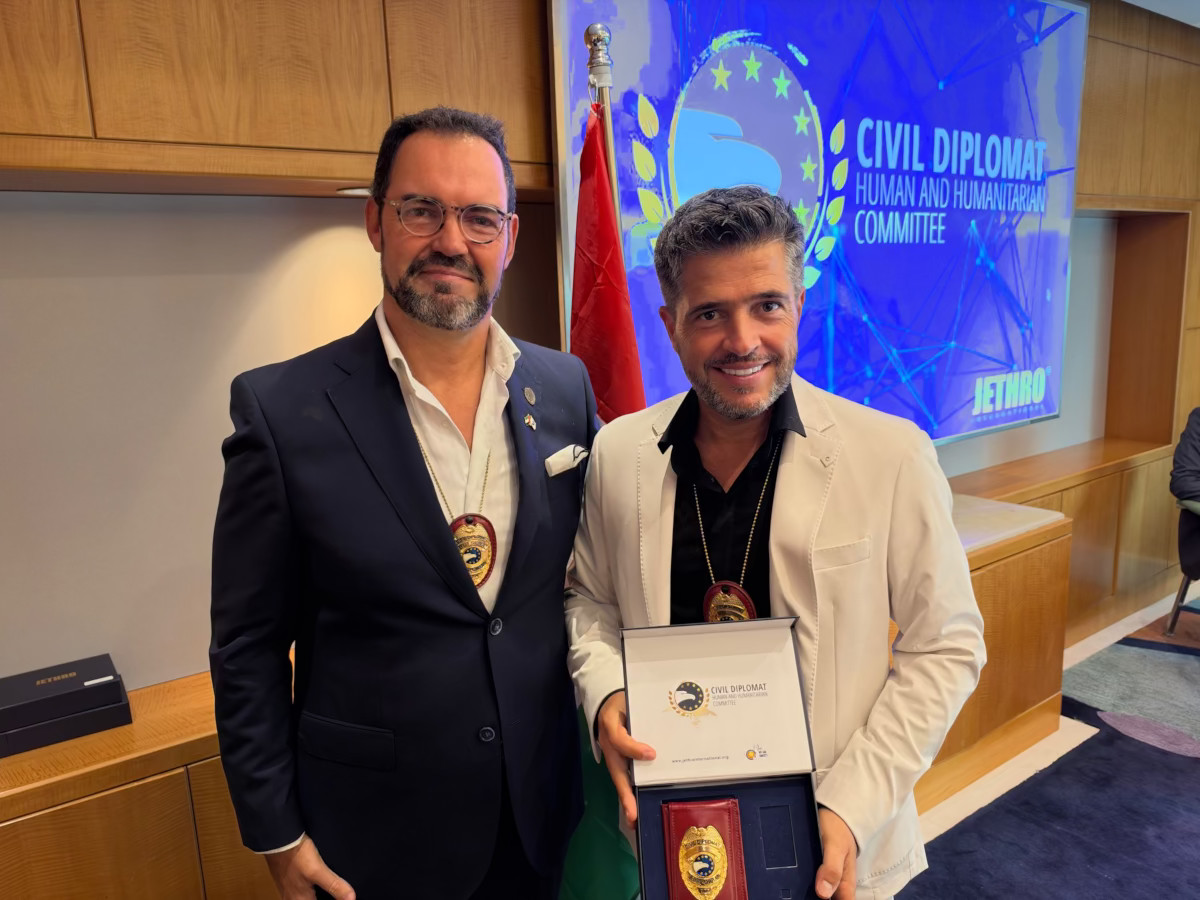 Diplomata Civil Humanitário em Dubai recebe credenciais da Diplomacia Civil da Jethro International.
