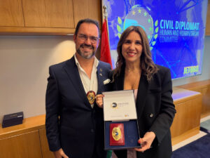 Diplomata Civil Humanitária em Dubai recebe credenciais da Diplomacia Civil da Jethro International.