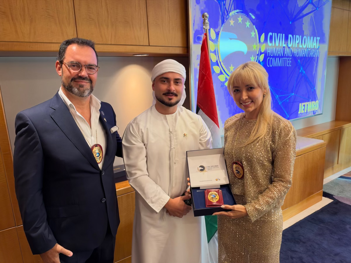 Diplomata Civil Humanitária em Dubai recebe credenciais da Diplomacia Civil da Jethro International.