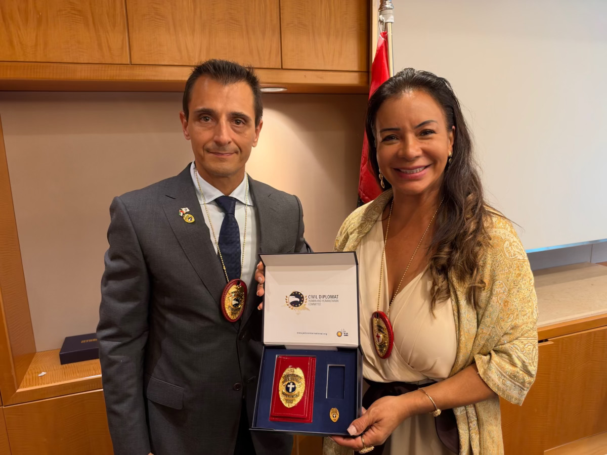 Ana Poltera Diplomata Civil Jethro International condecorada em Dubai.