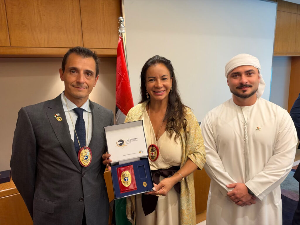 Ana Poltera Diplomata Civil Jethro International condecorada em Dubai.