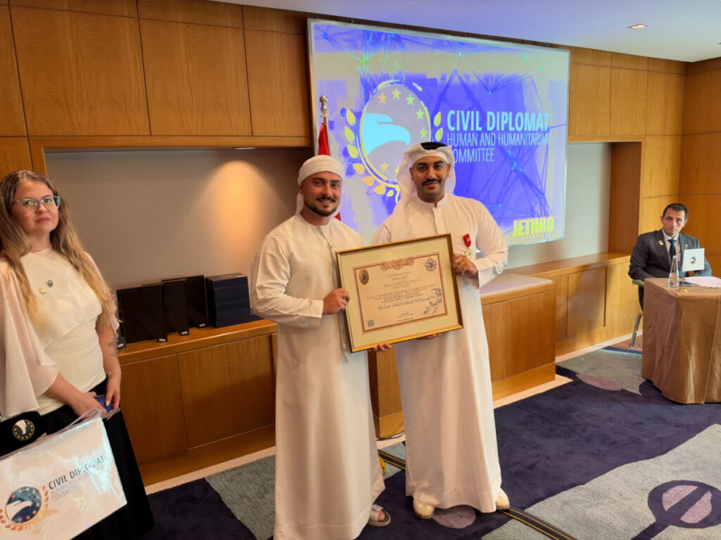 Hisham Abdulshaheed Alkhuzaei HKHUZAI recebe o Prêmio Martin Luther King da Jethro International em Dubai.
