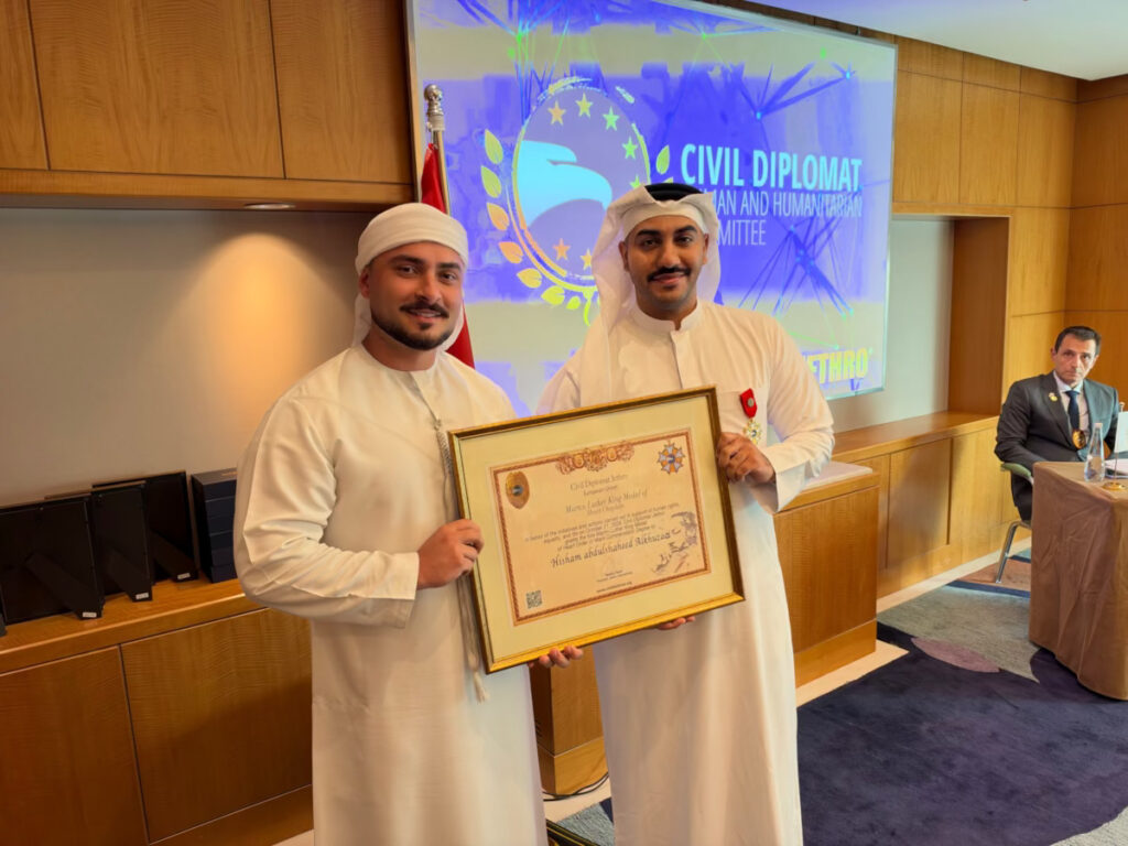 Hisham Abdulshaheed Alkhuzaei HKHUZAI recebe o Prêmio Martin Luther King da Jethro International em Dubai.